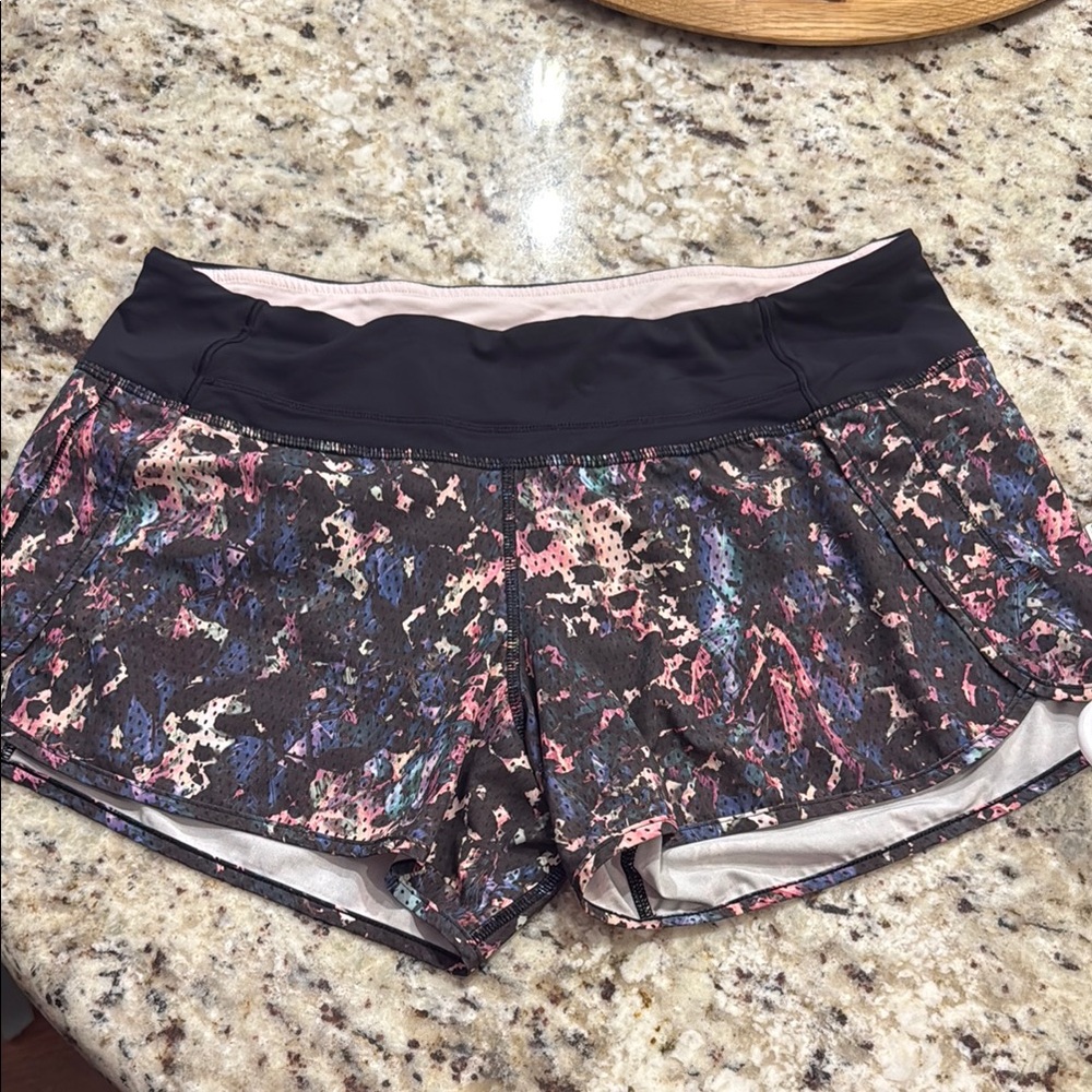Lululemon 2.5” speed up shorts, size 8, Dappled Daze